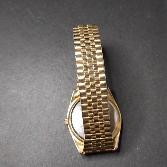 Very Cool 7 Inch Gold Tone McGregor Hunt Club Watch With Black Dial - Picture 13 of 14